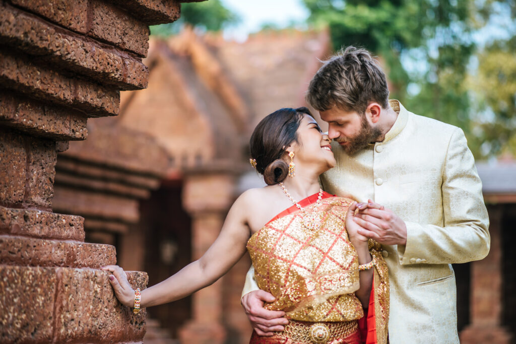 Jasa Foto Wedding Tangerang - Mewujudkan Kenangan Indah Pengantin dengan Fotografi Menakjubkan asian bride caucasian groom have romantic time with thailand dress 2