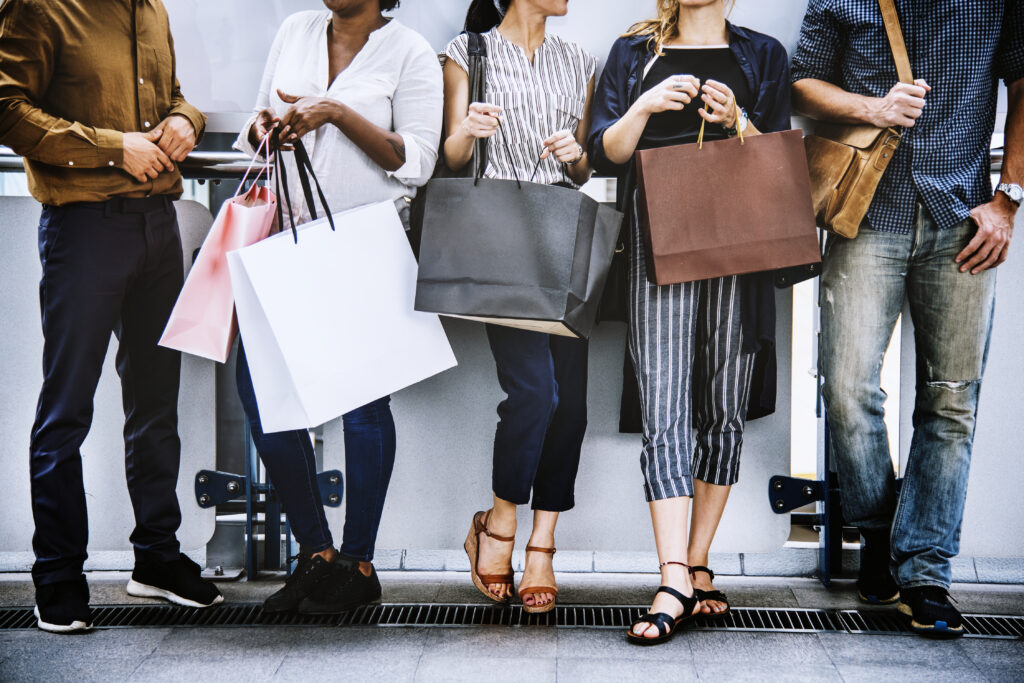 Manfaatkan Jasa Foto Produk Pakaian Profesional untuk Meningkatkan Omset Penjualan Anda female friends out shopping together