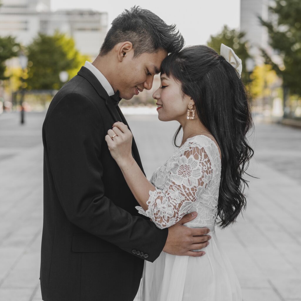 Jasa Foto Wedding Bogor - Menyajikan Paket Pernikahan Terbaik dengan Layanan Profesional untuk Mewujudkan Pernikahan Impian Anda side view bride groom embraced street