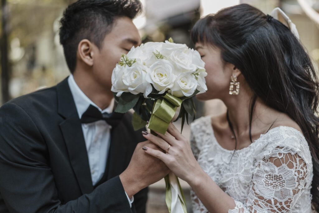 Menikmati Layanan Jasa Foto Prewedding Bekasi yang Profesional dan Kreatif untuk Mengabadikan Momen Indah Anda side view bride groom hiding faces bouquet flowers