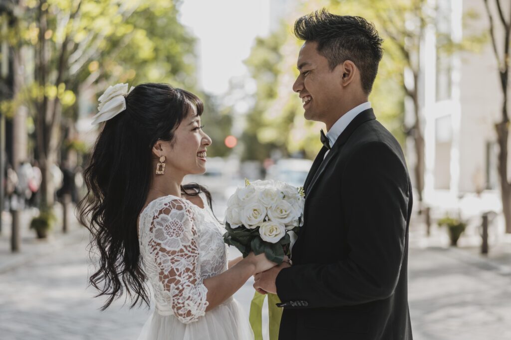 Menikmati Layanan Jasa Foto Prewedding Bekasi yang Profesional dan Kreatif untuk Mengabadikan Momen Indah Anda side view bride groom posing street