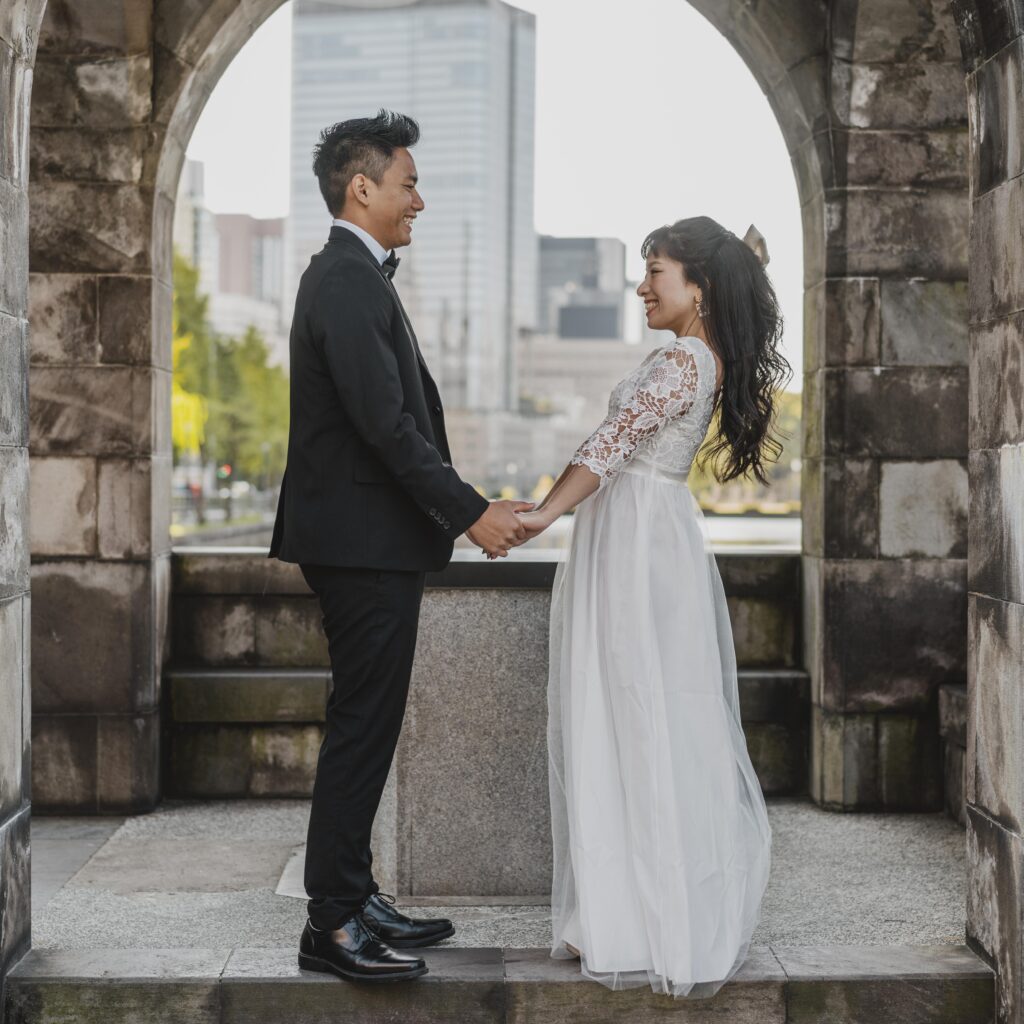 Jasa Foto Wedding Bogor - Menyajikan Paket Pernikahan Terbaik dengan Layanan Profesional untuk Mewujudkan Pernikahan Impian Anda side view bride groom posing together outdoors