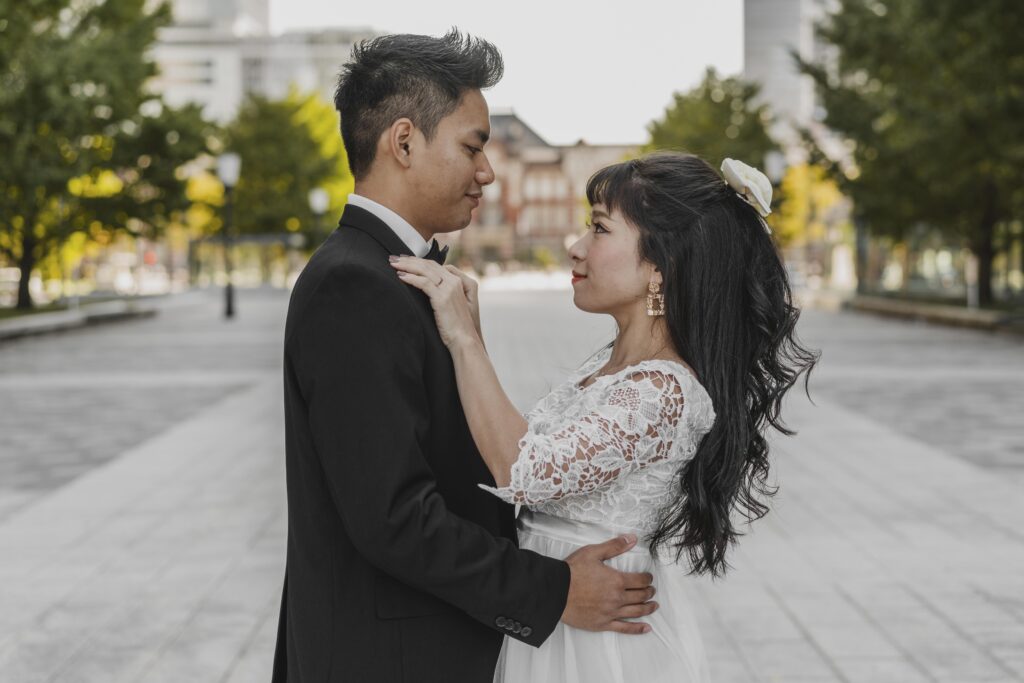 Menikmati Layanan Jasa Foto Prewedding Bekasi yang Profesional dan Kreatif untuk Mengabadikan Momen Indah Anda side view f newlyweds embraced street