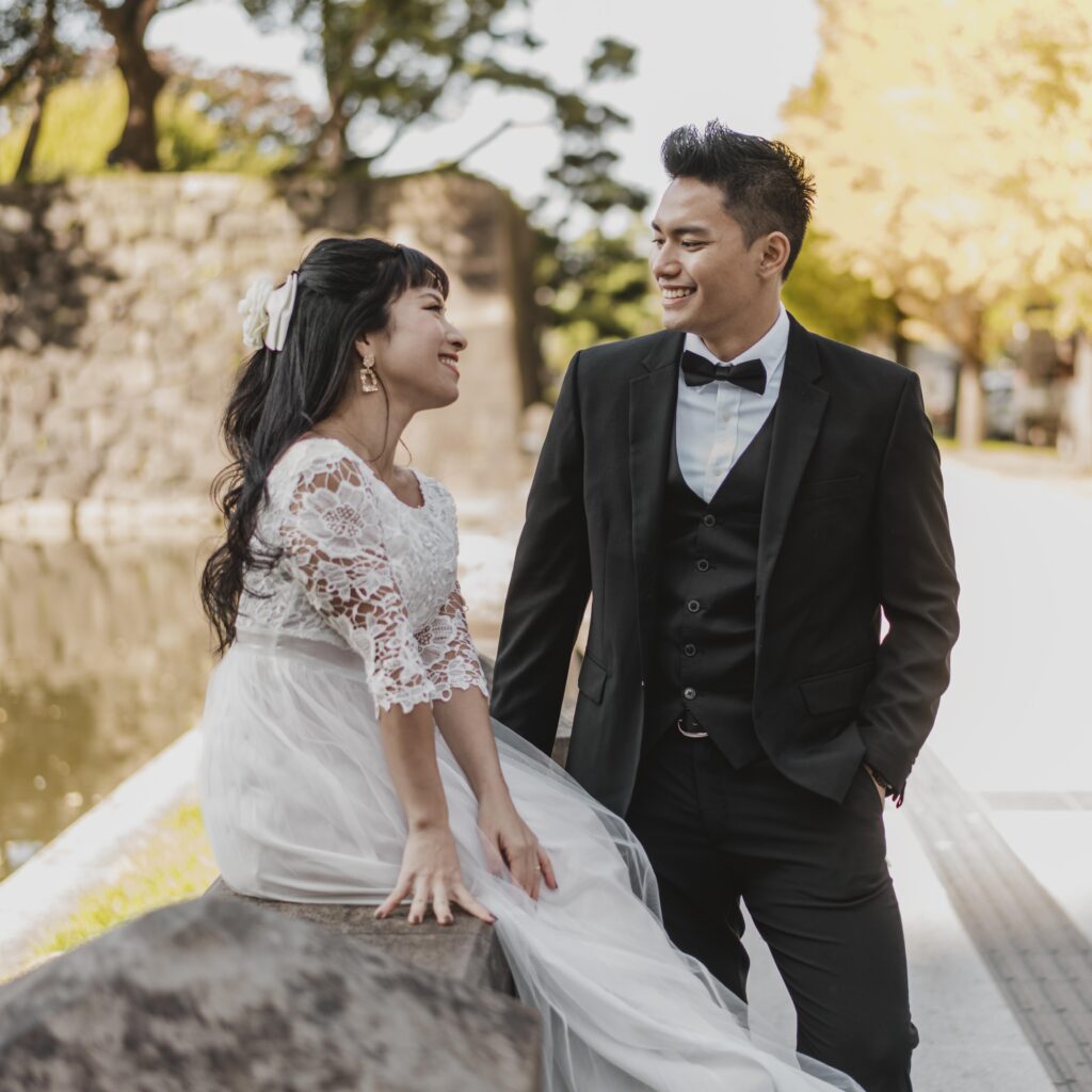 Jasa Foto Wedding Bogor - Menyajikan Paket Pernikahan Terbaik dengan Layanan Profesional untuk Mewujudkan Pernikahan Impian Anda smiley bride groom outdoors together