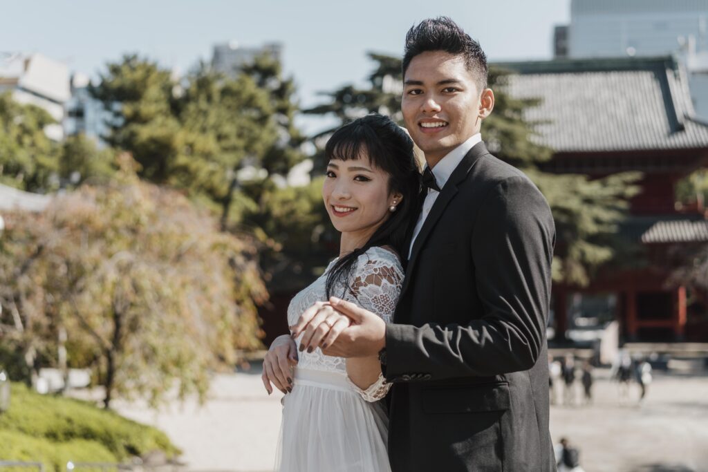 Menikmati Layanan Jasa Foto Prewedding Bekasi yang Profesional dan Kreatif untuk Mengabadikan Momen Indah Anda smiley bride groom posing together outdoors