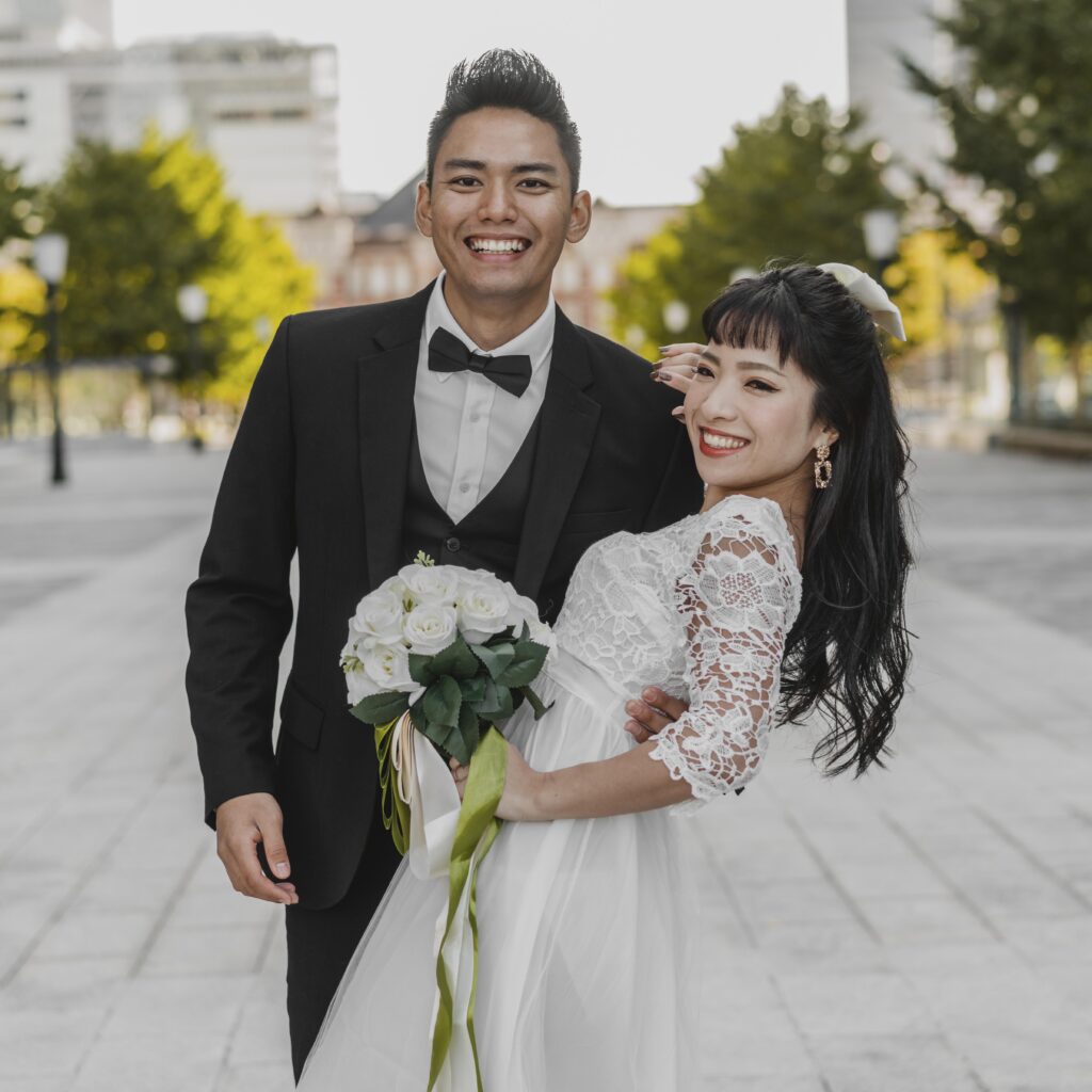 Menikmati Layanan Jasa Foto Prewedding Bekasi yang Profesional dan Kreatif untuk Mengabadikan Momen Indah Anda smiley groom holding his wife street