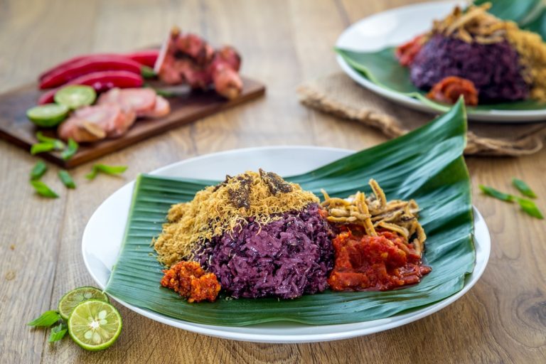 IMG_0112-1-768x512 IMG_0112-1-768x512 Foto nasi ungu dan lauk di atas daun pisang, food fotografi jasa fotografi jakarta Jasa fotografi jakarta IMG 0112 1